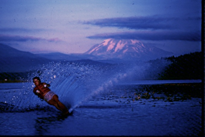 waterskiingA01